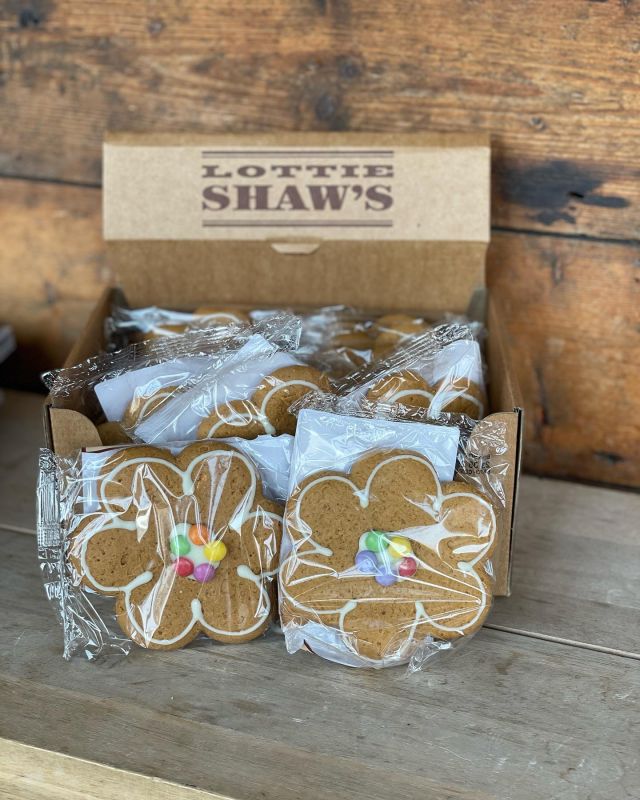 Perfect little Mothers Day gift - gingerbread flower biscuit from @lottie_shaws
