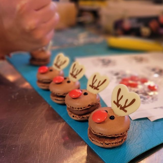 How cute are these macaron reindeer on their way to @thebeautyassembly_