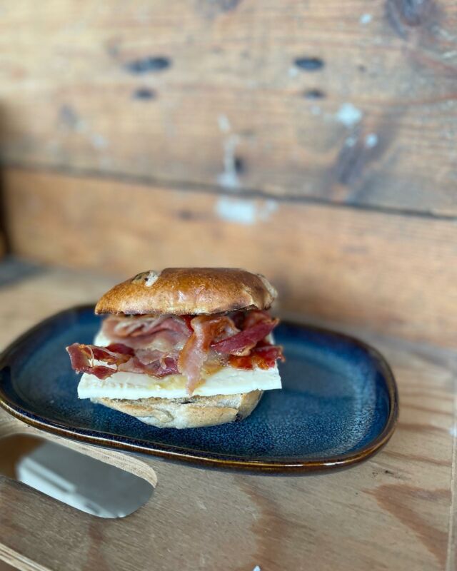EASTER SPECIAL……
Toasted Hot Cross Bun filled with crispy bacon and Wensleydale, drizzled with Maple syrup 🐣