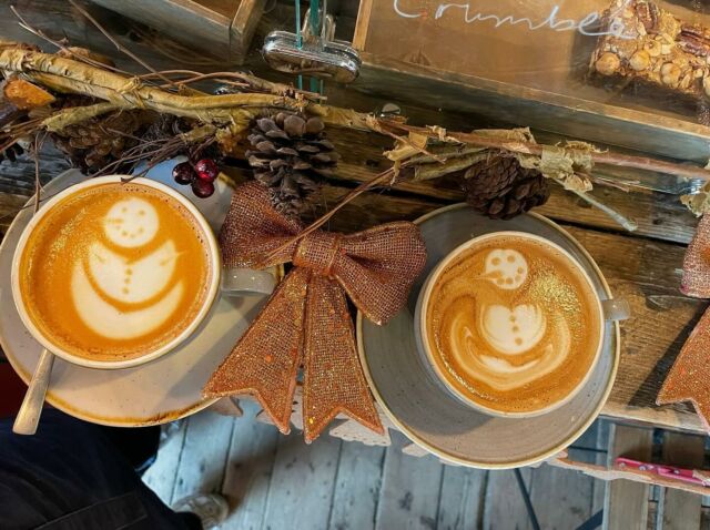 Merry Christmas everyone. 
Today is our last day before Christmas and @sarah.birdsall & @hxn_dxintxn are being creative with their #latteart today