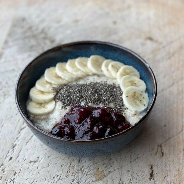 Good Morning 
It’s chilly this morning! 
Perfect morning for porridge with in house compote, banana & chia seeds ❤️