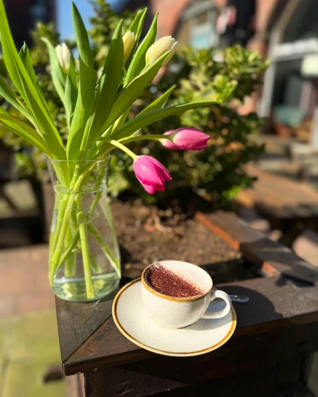 It feels like Spring - so we are drinking vanilla matchas and white hot chocolates! 
@blendsmiths @hellosweetbird