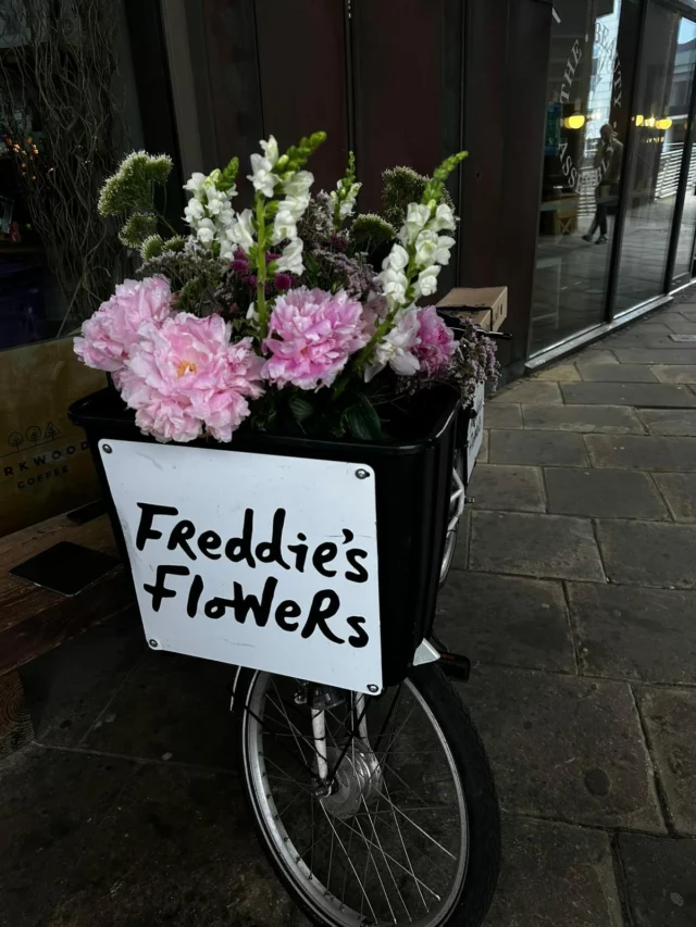 Thrilled to be collaborating with @freddiesflowers this weekend. 
Come down and say “hi”